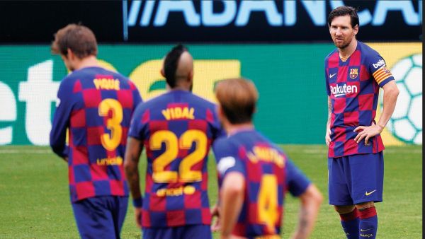 ليونيل ميسي (يمين)