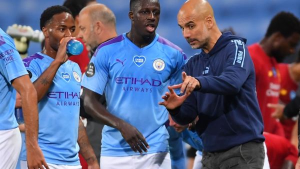 غوارديولا يتحدث إلى بينجامان ميندي