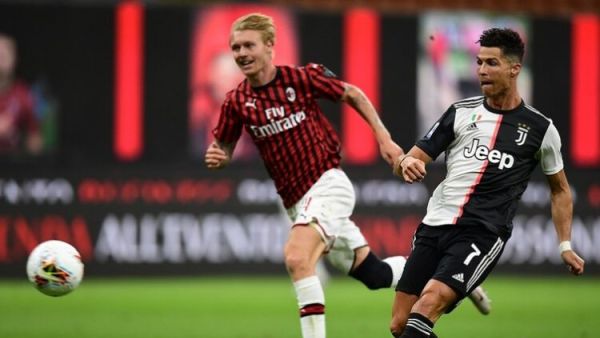 رونالدو (يمين) يسجل هدفاً ليوفنتوس في شباك ميلان