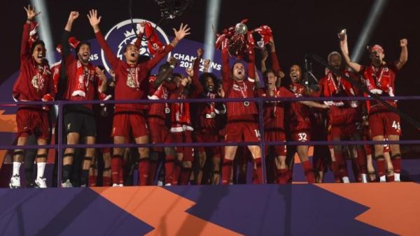 لاعبو ليفربول يحتفلون باللقب