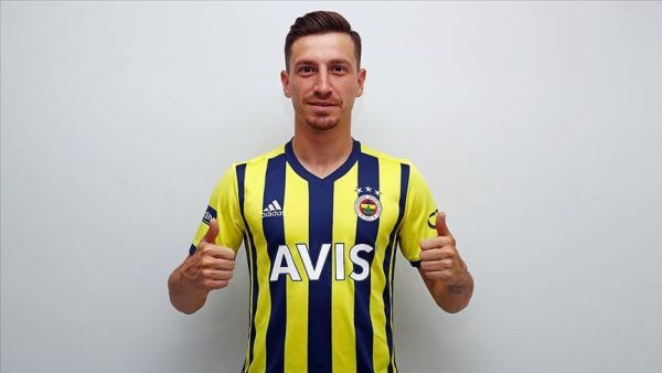 Turkish midfielder inks 4-year contract with Turkish Super Lig club (Photo: Fenerbahce)