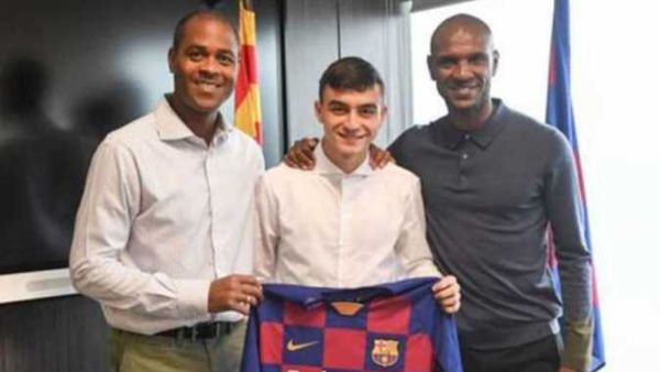 بيدري (وسط) مع إيريك آبيدال (يمين) وباتريك كلايفرت