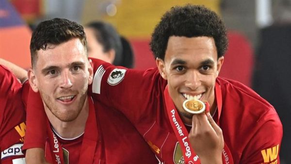 ترينت أليكساندر أرنولد (يمين)