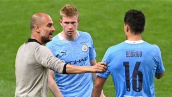 غوارديولا يتحدث إلى لاعبيه رودري وكيفين دي بروينه خلال المباراة