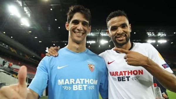 يوسف النصيري وياسين بونو (يسار) 