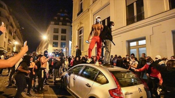 Paris police say 148 people arrested 'for damage, violence or throwing projectiles' following Champions League defeat (Photo: AA)