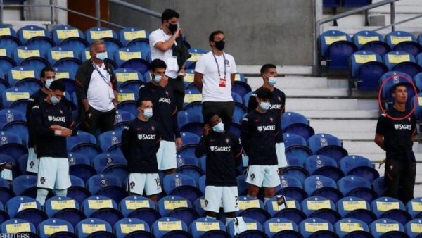 رونالدو (يمين) دون الكمامة