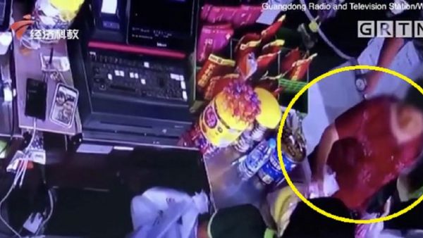 متجر صيني يعاقب مسنة قامت بالسرقة بطريقة صادمة.. فيديو!