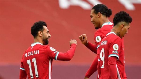 صلاح (يسار) يقود ليفربول لفوز صعب على ليدز