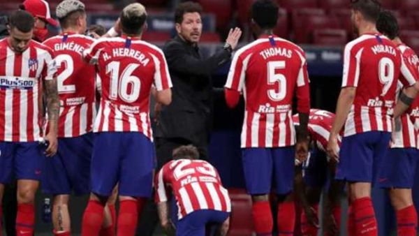 صورة أرشيفية يتحدث فيها سيميوني بشكل مباشر للاعبيه