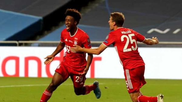 كومان (يسار) يحتفل بهدف بايرن ميونيخ أمام باريس سان جيرمان