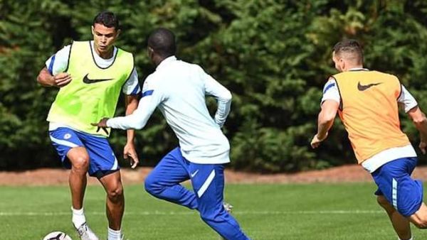 سيلفا (يسار) خلال تدريبات تشيلسي