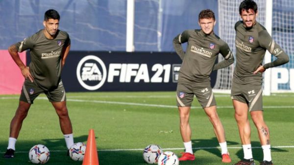 سواريز (يسار) خلال تدريبات أتلتيكو مدريد