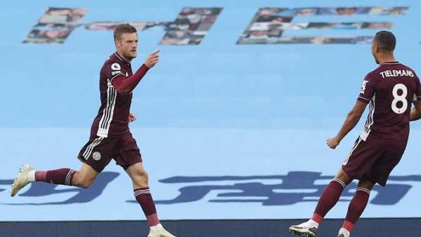 فاردي (يسار) يحتفل بأحد أهدافه في شباك مانشستر سيتي