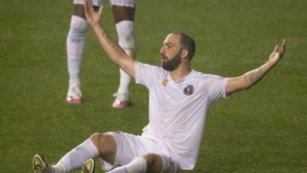 هيغواين يستهل مشواره في الدوري الأميركي بأسوأ الطرق