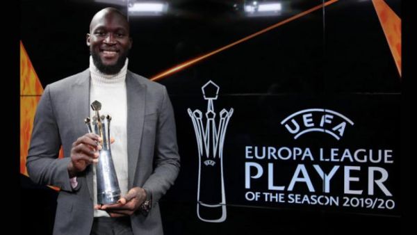 لوكاكو يحتفل بالجائزة