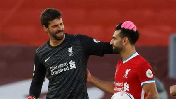 آليسون بيكر (يسار)