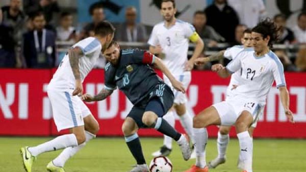 كافاني (يمين) وميسي (وسط)