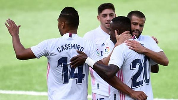 فينيسيوس (يمين)