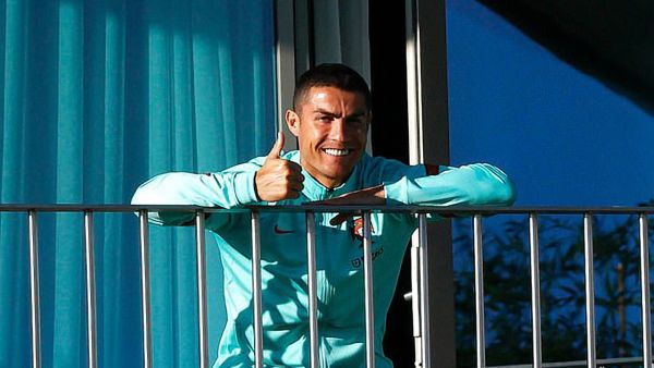 رونالدو يتابع التدريبات