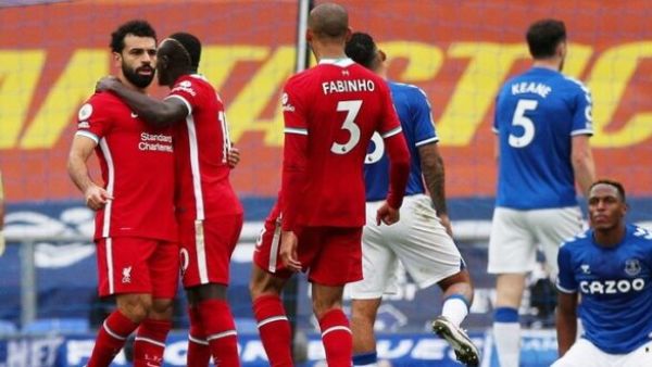 صلاح (يسار) يحتفل بهدفه