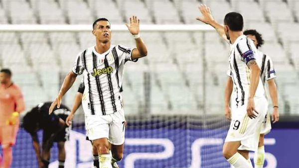 كريستيانو رونالدو (يسار)