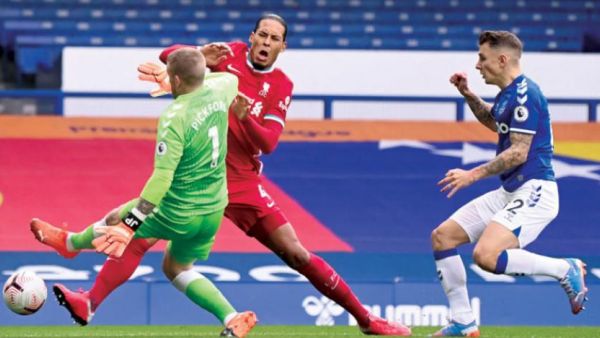 تدخل بيكفورد العنيف على فان دايك