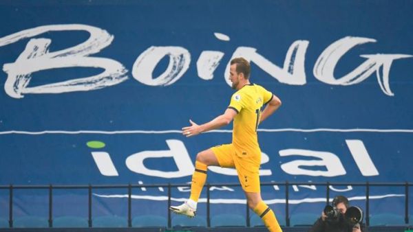 كاين يحتفل بهدفه