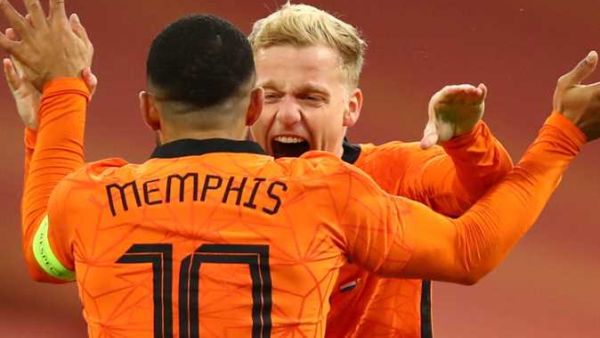 فان دي بيك يحتفل بهدفه مع جورجينيو فاينالدوم