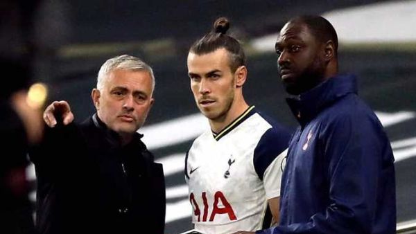 غاريث بايل (وسط)