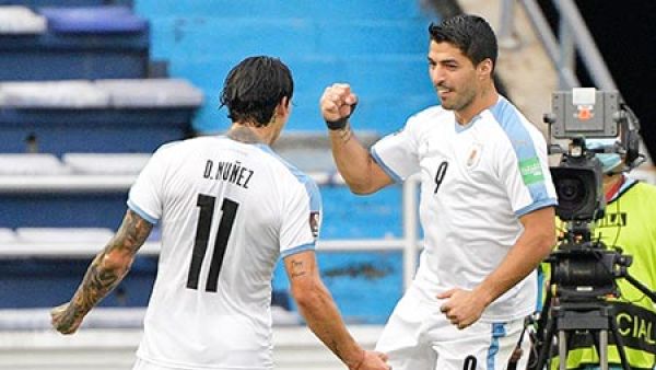 لويس سواريز (يمين)