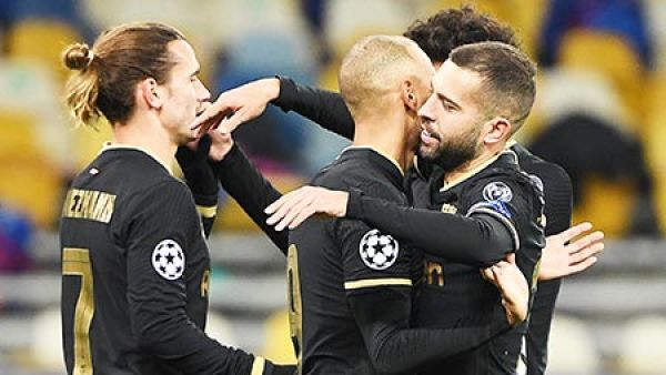 برشلونة يتألق أوروبياً على عكس وضعه محلياً