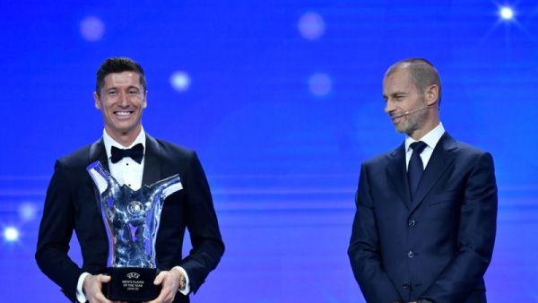 روبرت ليفاندوفسكي (يسار)