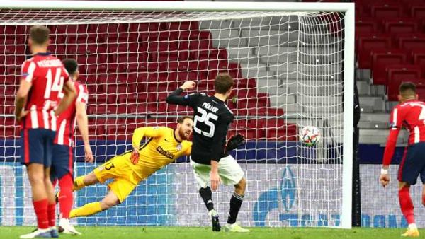 من مباراة أتلتيكو مدريد وبايرن ميونيخ في دوري أبطال أوروبا