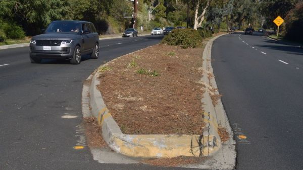 The median on Hawthorne Blvd. that golf legend Tiger Woods crossed before rolling his car in Rolling Hills Estates as seen on Wednesday. (Photo: Jim Ruymen/UPI)