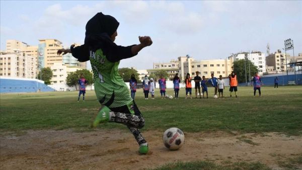Young girls in Karachi's Lyari neighborhood, known as 'mini Brazil' for its football craze, representing local, national teams (Photo: AA)
