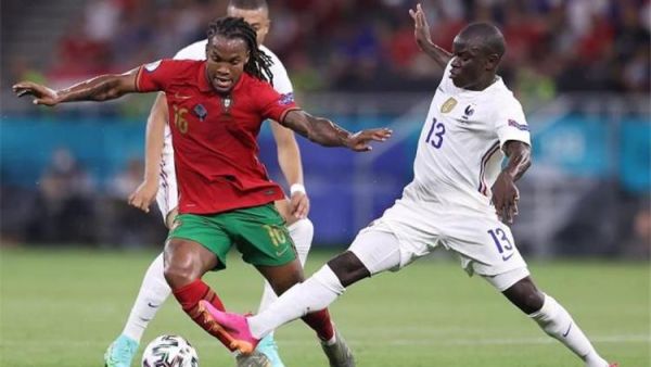 سانشيز (يسار)