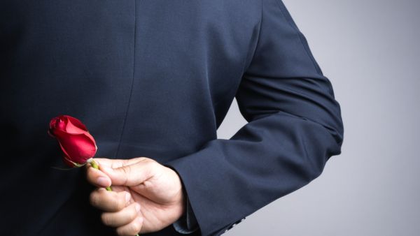 شجّعي زوجك وقدّري مجهوداته وبادري بالتقرّب إليه عبر مدحه والثناء عليه