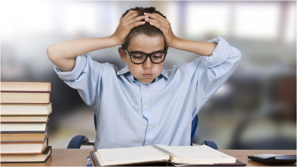 مع اقتراب الامتحانات تظهر أعراض القلق والتوتر على الكثيرين من طلاب المدارس والجامعات