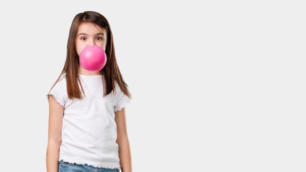 يجب تشجيع الطفل على مضغ العلكة حتى يتخلص للُعابه من بقايا السكر