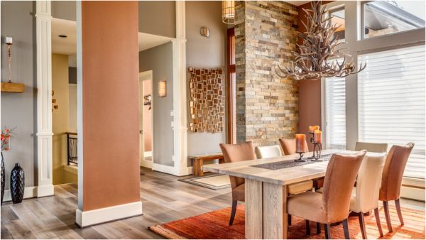 مصابيح الإنارة الذهبية أو الثريات تلعب دوراً في إضفاء فخامة لطاولة الطعام مصابيح الإنارة الذهبية أو الثريات تلعب دوراً في إضفاء فخامة لطاولة الطعام