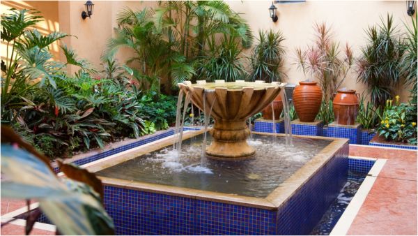 من المُفضَّل تبليط البركة بنوع من السيراميك المُقاوم للماء عند بناء النافورة  من المُفضَّل تبليط البركة بنوع من السيراميك المُقاوم للماء عند بناء النافورة