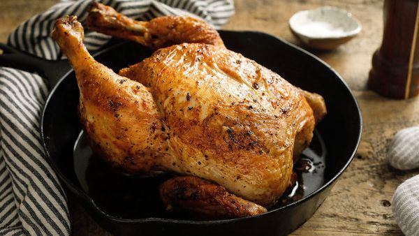 صينية الدجاج والخضار المشوي في الفرن