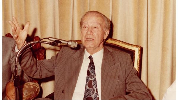 الشاعر السوري عمر أبو ريشة.