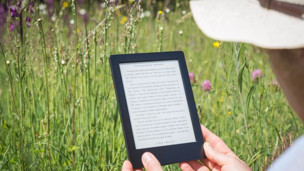 يمكن قراءة الرواية الرقمية عبر وسائط متعددة مثل القارئ الإلكتروني. يمكن قراءة الرواية الرقمية عبر وسائط متعددة مثل القارئ الإلكتروني.