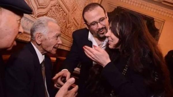 ضحكات هشام عباس في عزاء والدته تثير استياء و سخرية الجمهور