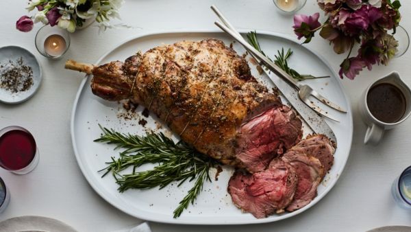 فخذ خروف مشوي لغداء عيد الفصح