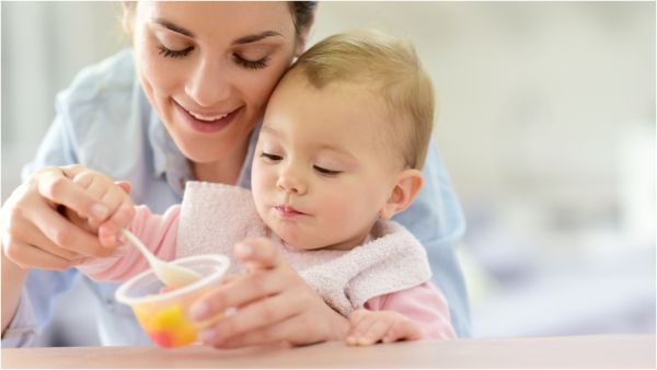 تناول الفواكه في العام الأول يعمل على تدريب عضلات المضغ وتعزيز حركية الفم