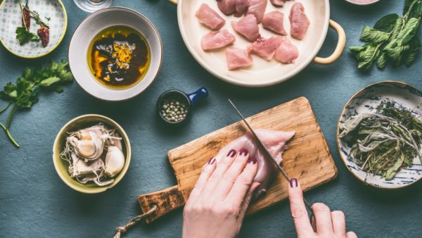 يجب استخدام أدوات مائدة مختلفة للحوم النيئة والمطهية