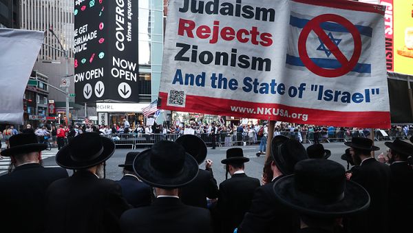 يستهدف الرئيس الأمريكي دونالد ترامب ومنظمات اللوبي الإسرائيلية في أمريكا النائبة إلهان